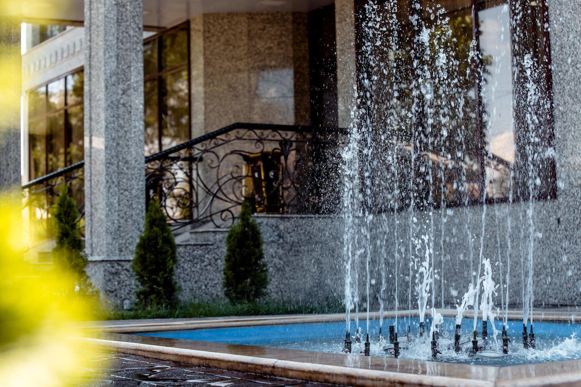 Discovery Hotel Biškek Exteriér fotografie